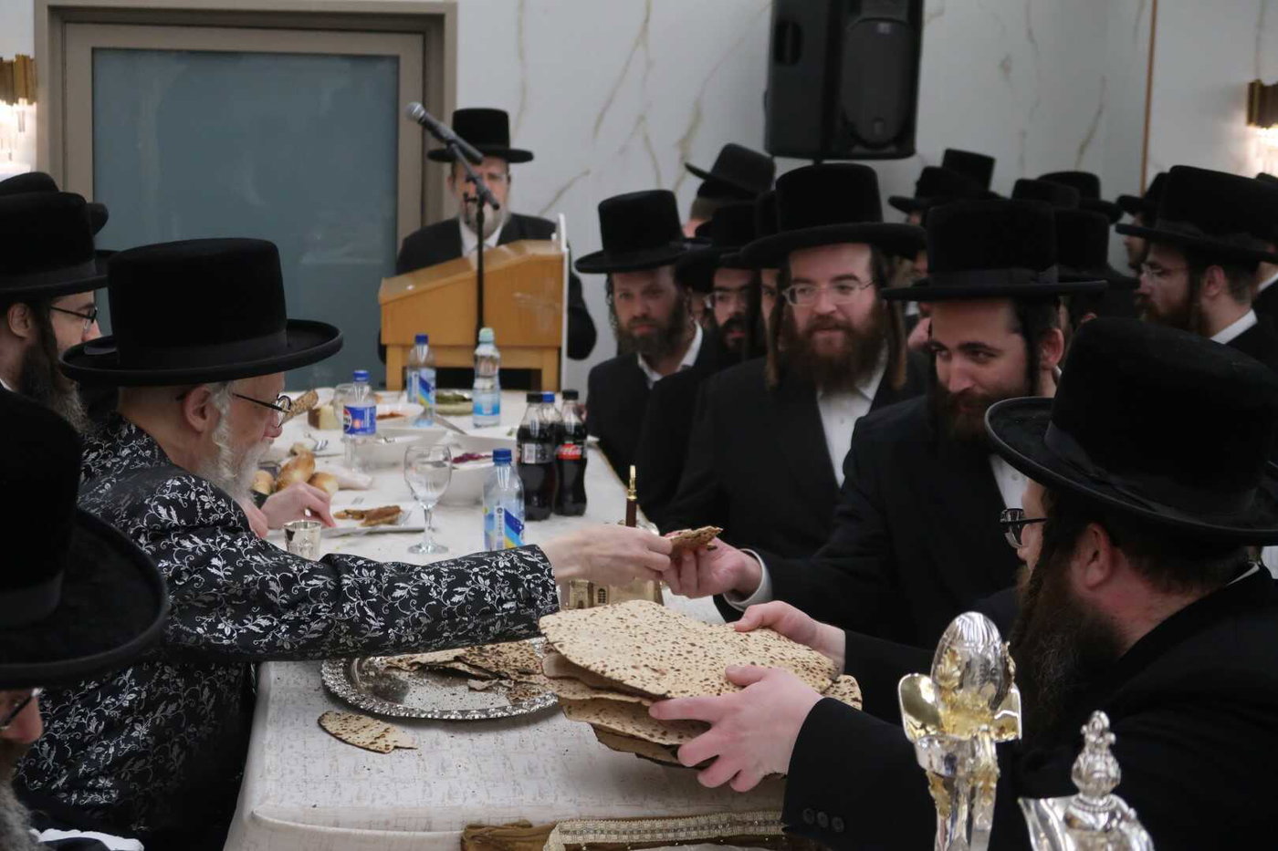 האדמו"ר מסערט ויז'ניץ בטיש פסח שני