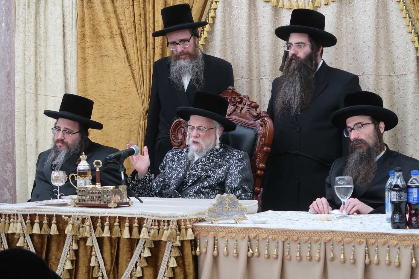 האדמו"ר מסערט ויז'ניץ בטיש פסח שני