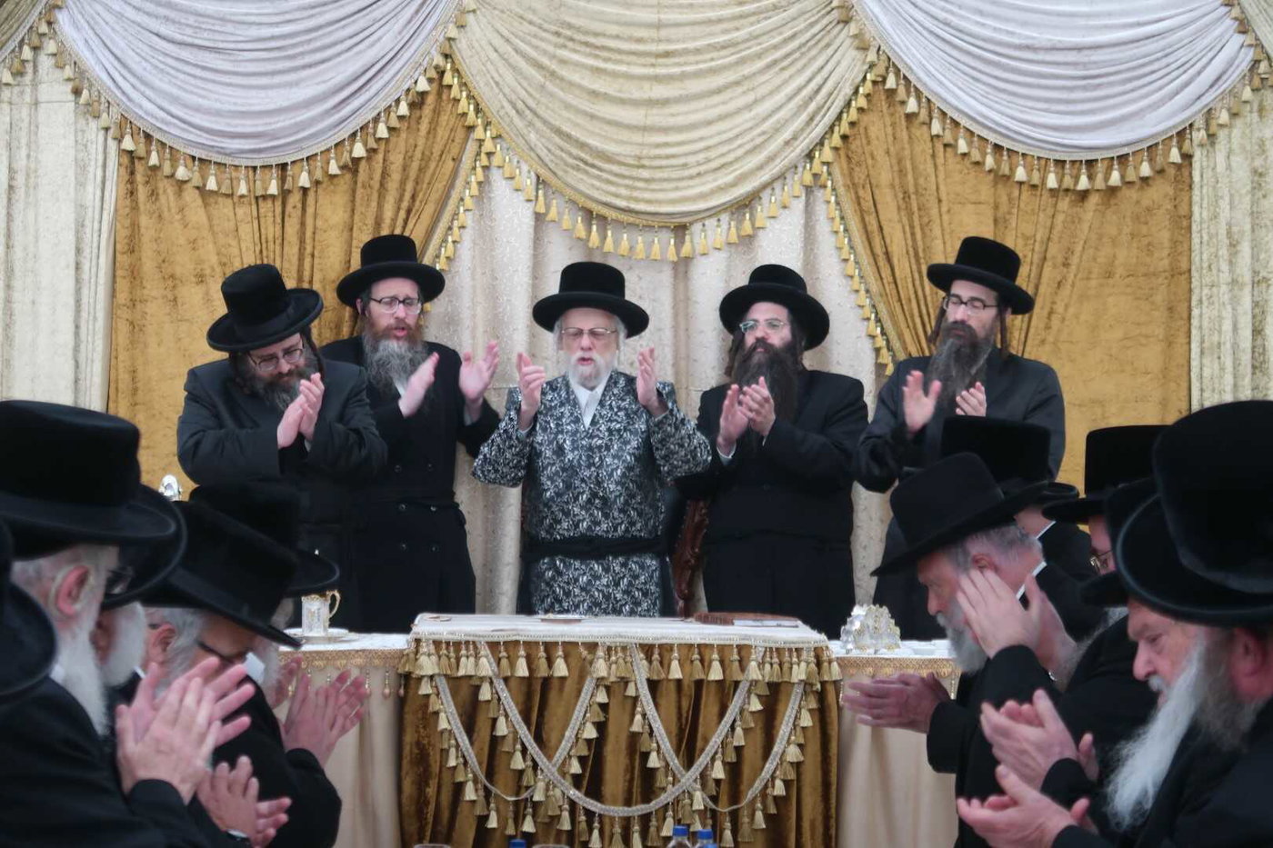 האדמו"ר מסערט ויז'ניץ בטיש פסח שני