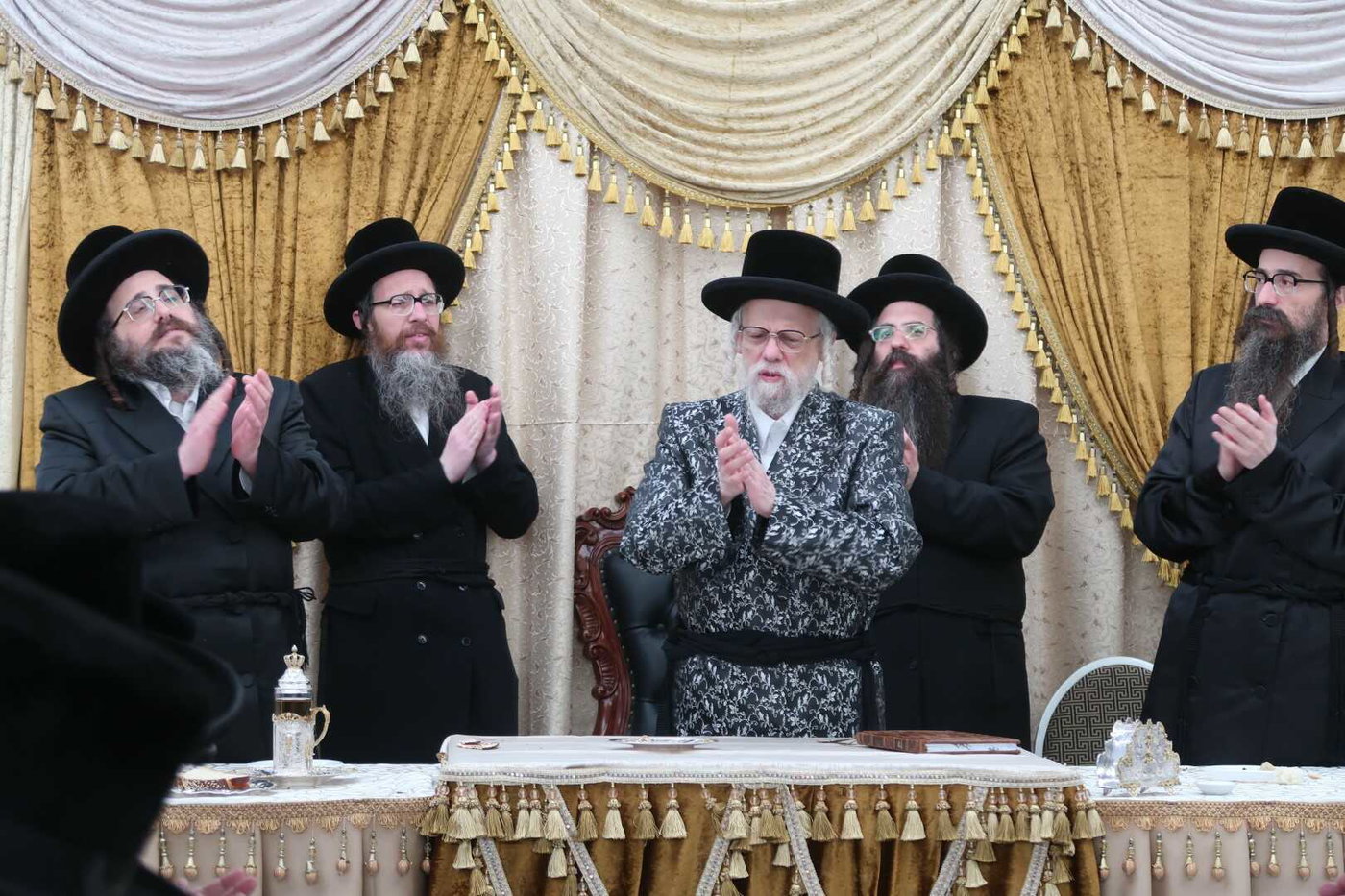 האדמו"ר מסערט ויז'ניץ בטיש פסח שני