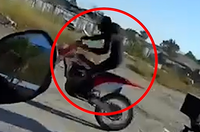 רוכב אופנוע ללא רישיון נהיגה ניסה להימלט מהשוטרים - כך זה נגמר | צפו