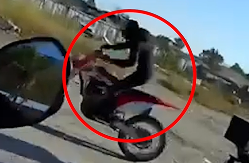רוכב אופנוע ללא רישיון נהיגה ניסה להימלט מהשוטרים - כך זה נגמר | צפו