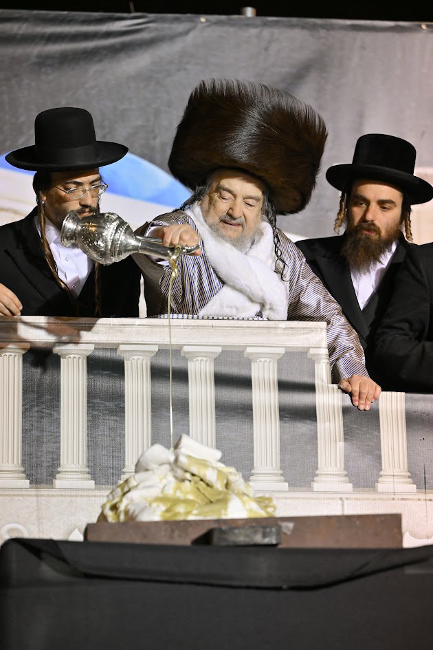 מעמד ההדלקה אצל הגרי"מ שכטר