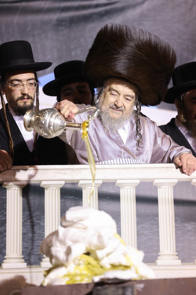 מעמד ההדלקה אצל הגרי"מ שכטר