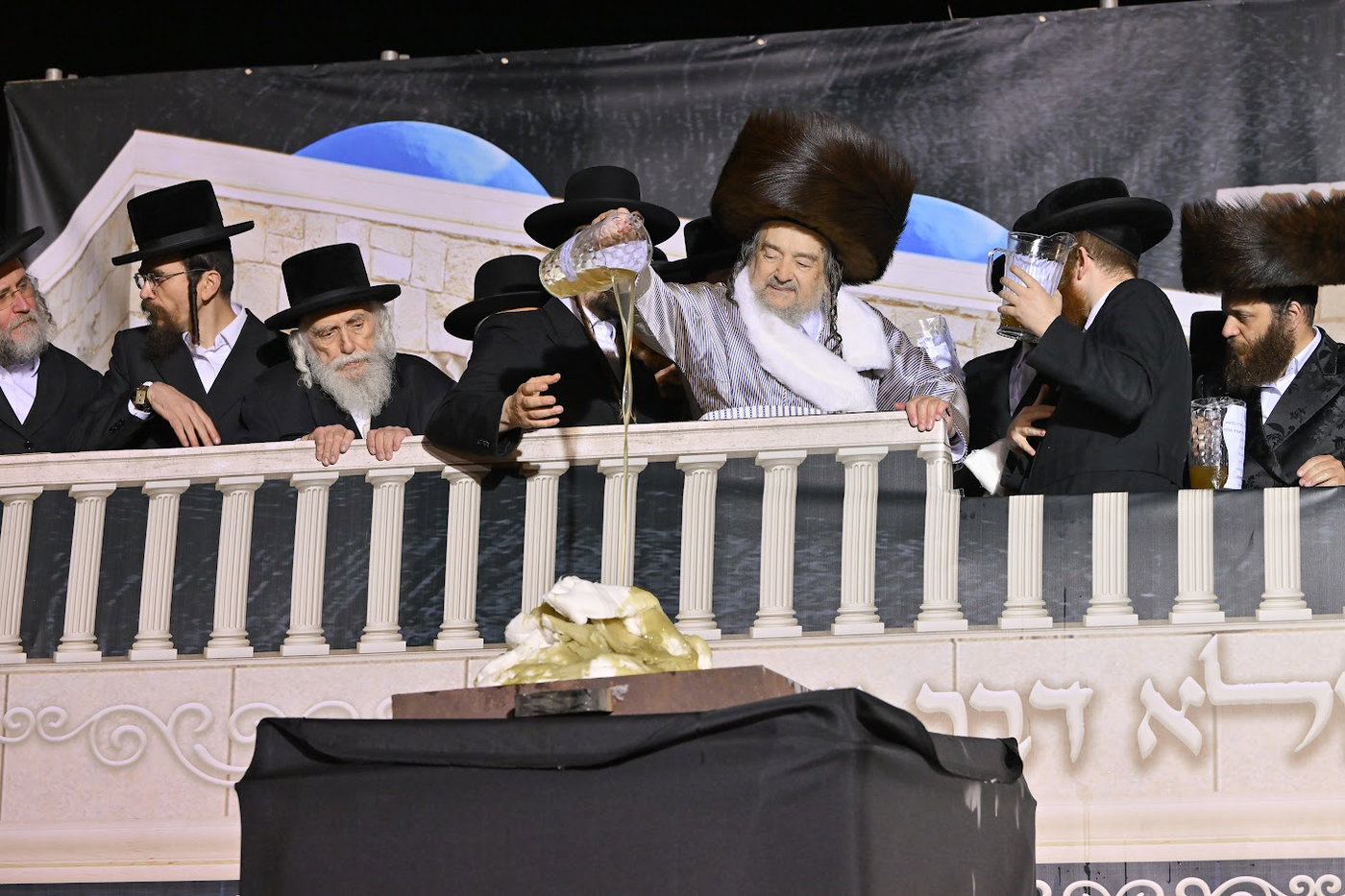 מעמד ההדלקה אצל הגרי"מ שכטר