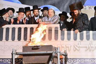 מעמד ההדלקה אצל הגרי"מ שכטר