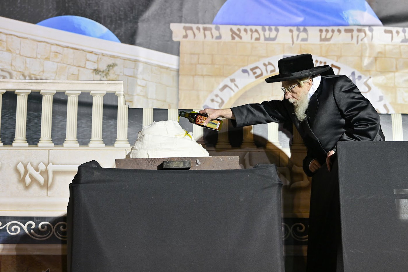 מעמד ההדלקה אצל הגרי"מ שכטר