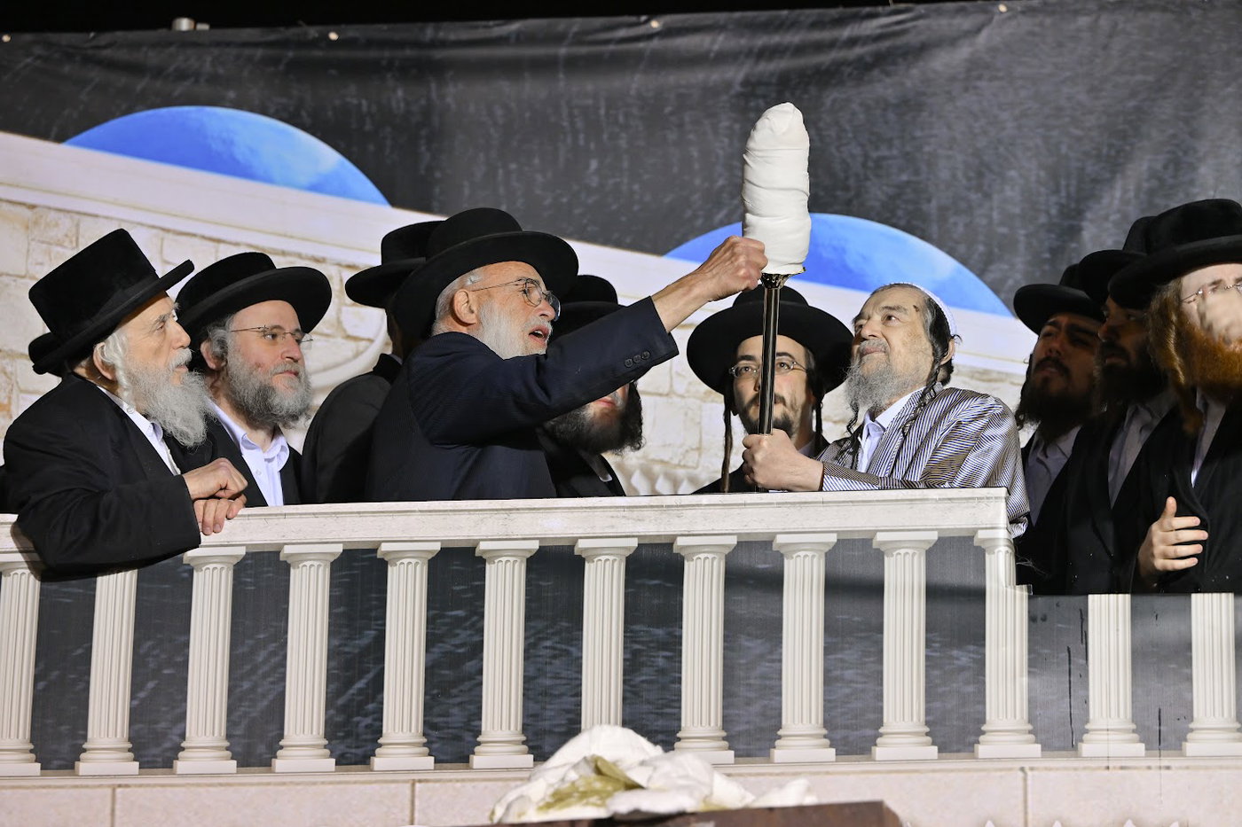מעמד ההדלקה אצל הגרי"מ שכטר