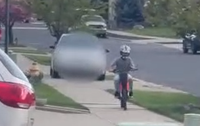 הזוי: הנהגת תועדה כשהיא רודפת אחרי ילד על המדרכה - ושוחררה למחרת | צפו 