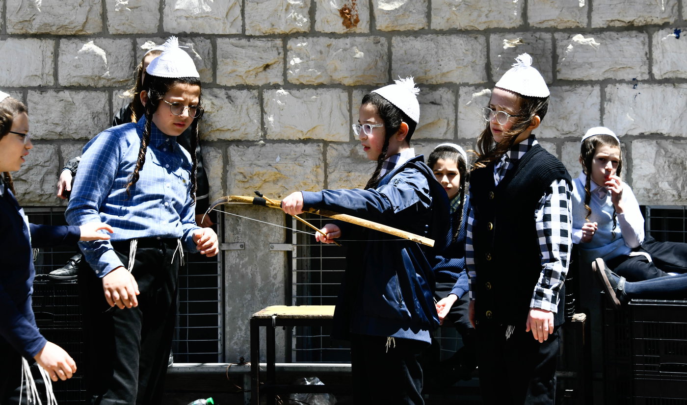 ילדי תולדות אהרן במנהג חץ וקשת