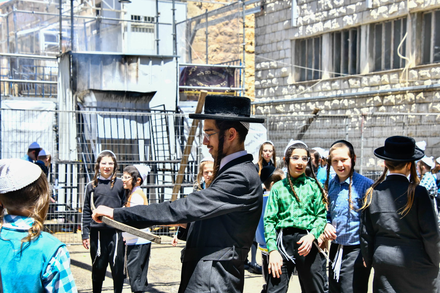 ילדי תולדות אהרן במנהג חץ וקשת