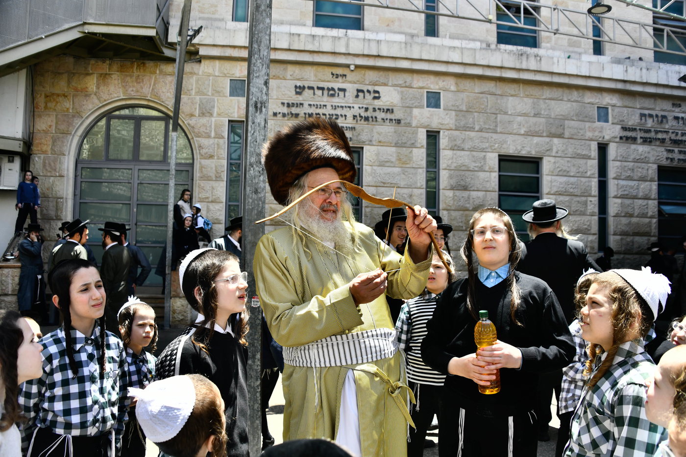 ילדי תולדות אהרן במנהג חץ וקשת
