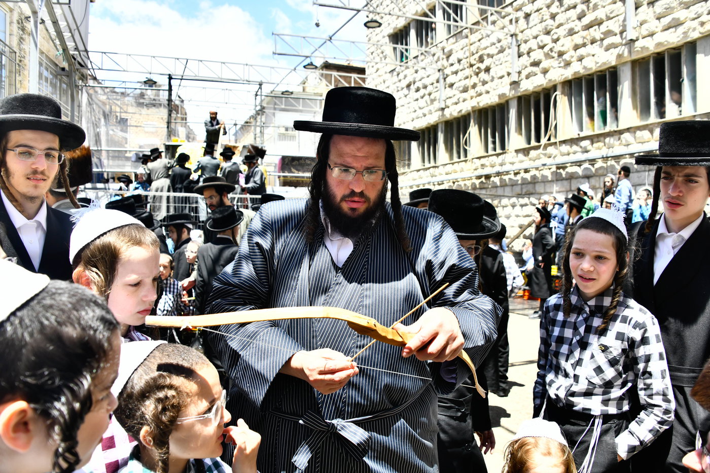 ילדי תולדות אהרן במנהג חץ וקשת