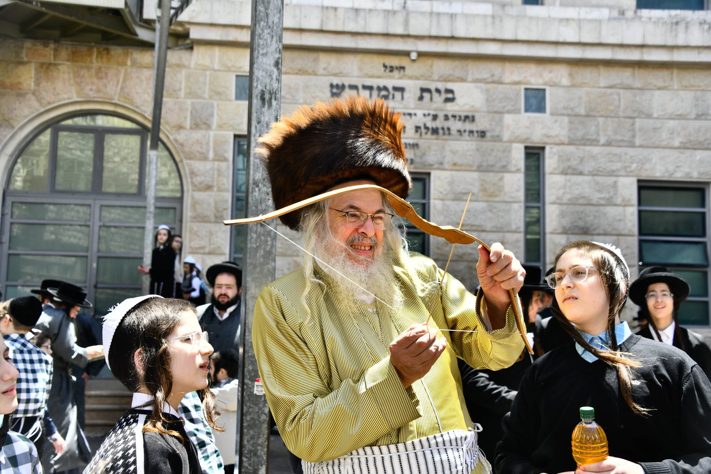 ילדי תולדות אהרן במנהג חץ וקשת