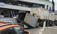 אירוע חריג: פח האשפה הענק נפל ממנוף משאית זבל על רכב נוסע