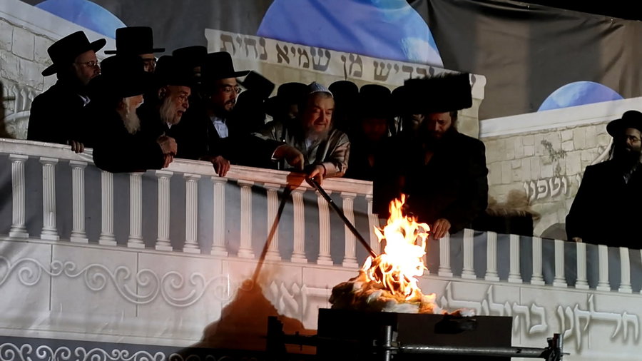 מעמד ההדלקה אצל הגרי"מ שכטר