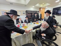 הרב גוראריה מימין