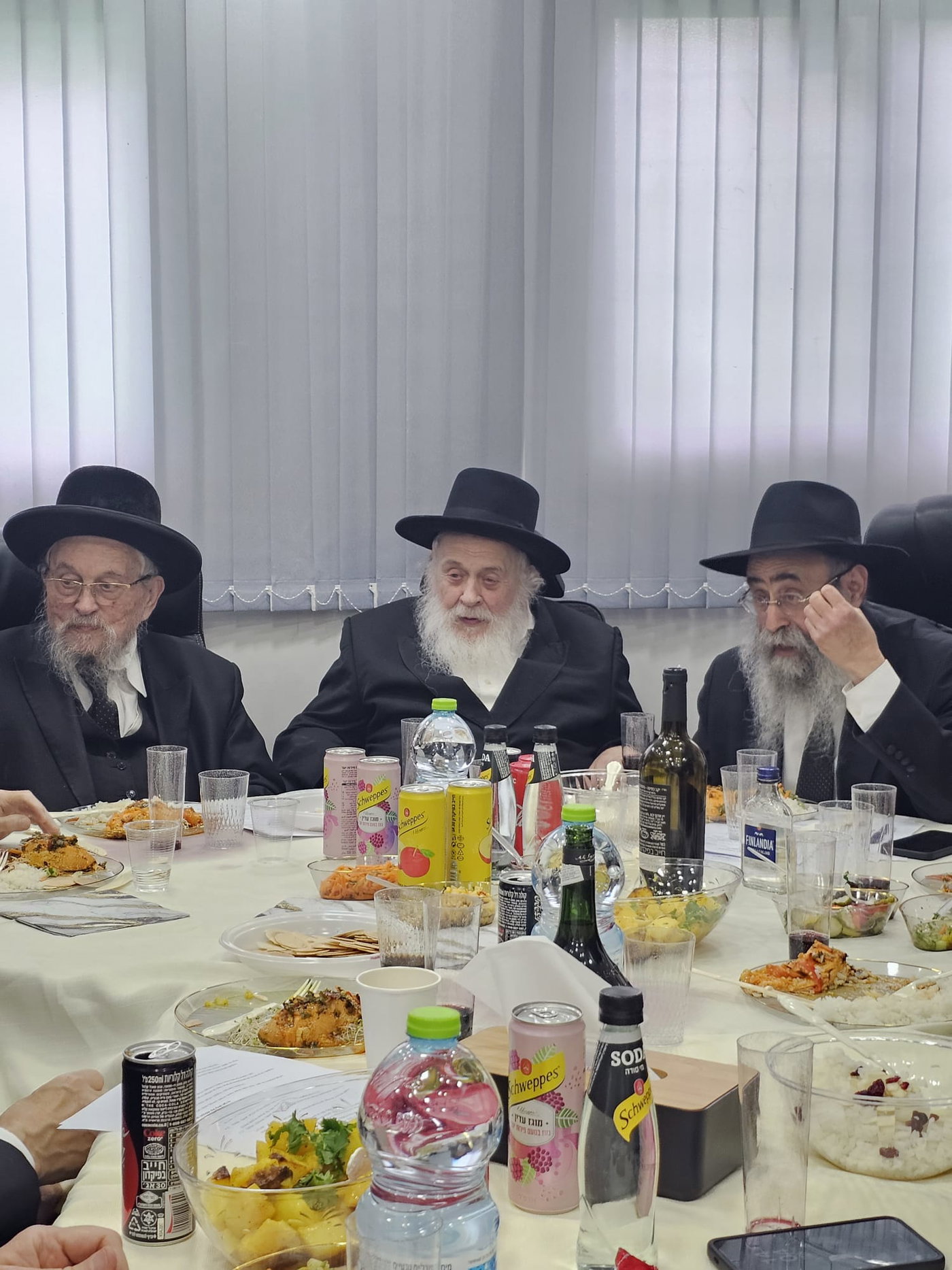 מימין לשמאל: הגרמ"מ גלוכובסקי הגר"י ירוסלבסקי והגרא"מ הלפרין