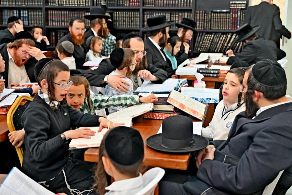 ל"ג בעומר בחצה"ק ספינקא בית שמש