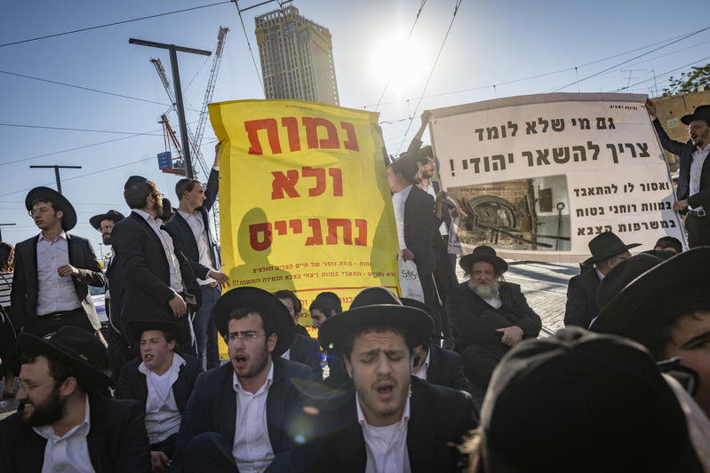 השלטים בהפגנה