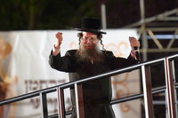 הרה"צ רבי שמעלקא בידרמן בהדלקה הגדולה בלונדון