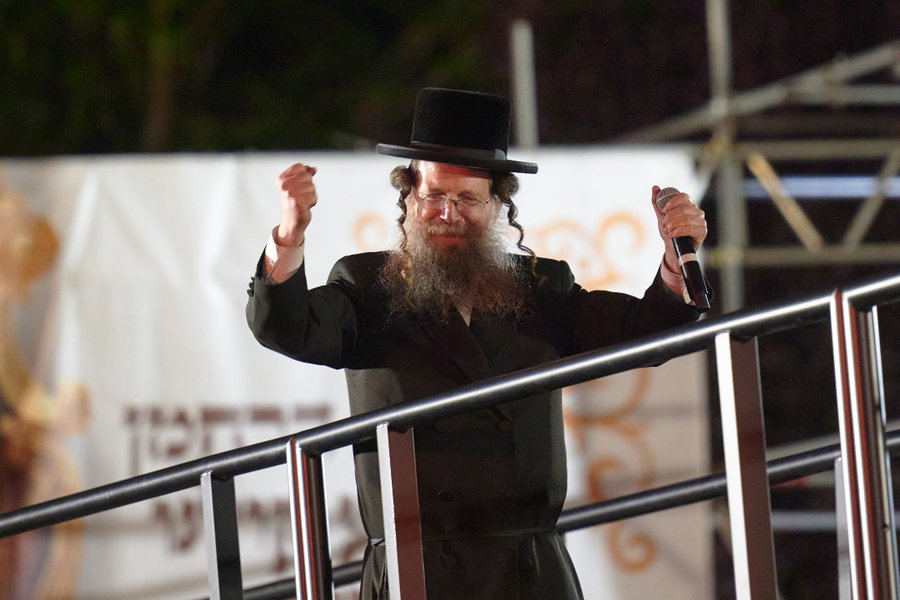 הרה"צ רבי שמעלקא בידרמן בהדלקה הגדולה בלונדון