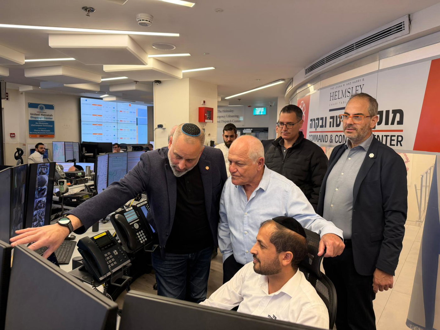 שר הבריאות חיים כץ ומנכ״ל המשרד משה בר סימן טוב, בביקור במטה הארצי של איחוד הצלה בירושלים