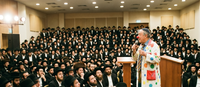 הגיעו למעמד 'סיום הש"ס' ונדהמו לגלות שעל הבמה עומד ליצן רפואי