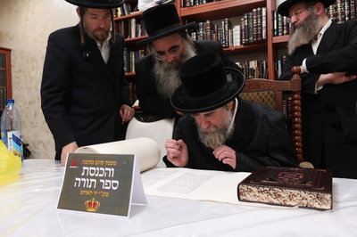 האדמו"ר מראחמיסטריווקא כותב  אותיות בספר התורה שעליו תיערך הגרלת הענק של ׳יד לאחים׳