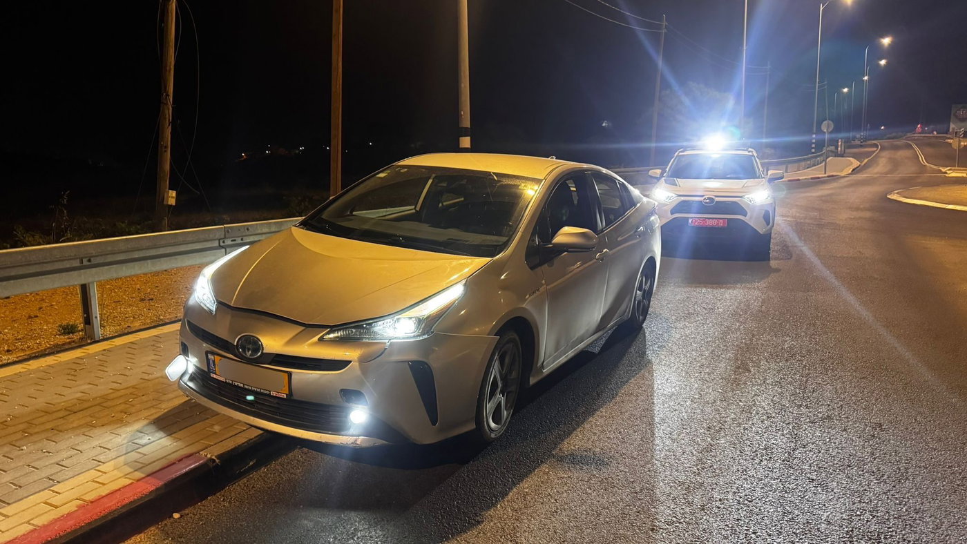 ניסה "לשפץ" את לוחית הזיהוי: הגנב הסתבך וברח מהרכב באמצע נסיעה