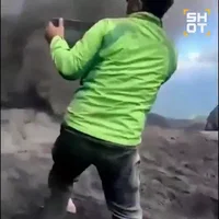 הצילום האחרון: תיירים תיעדו הר געש מטווח אפס - זה לא נגמר טוב