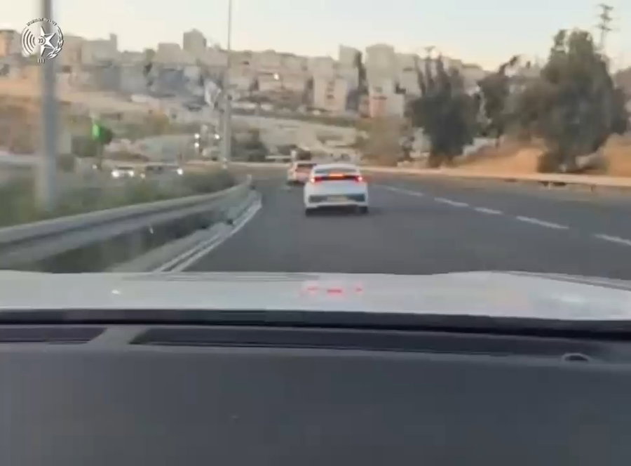 הרכב בורח מהשוטרים