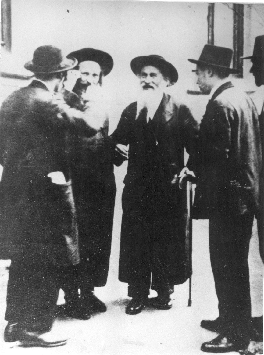 "אפשר לזכות לרוח הקודש על ידי גמילות חסדים בלבד" - הגאון רבי שאול בראך עם הרבי מסאטמר