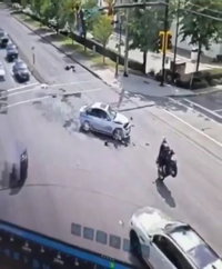 התיעוד שמשגע את קנדה: אופנוע שהתנגש ברכב עף באוויר - ונותר תלוי על רמזור 