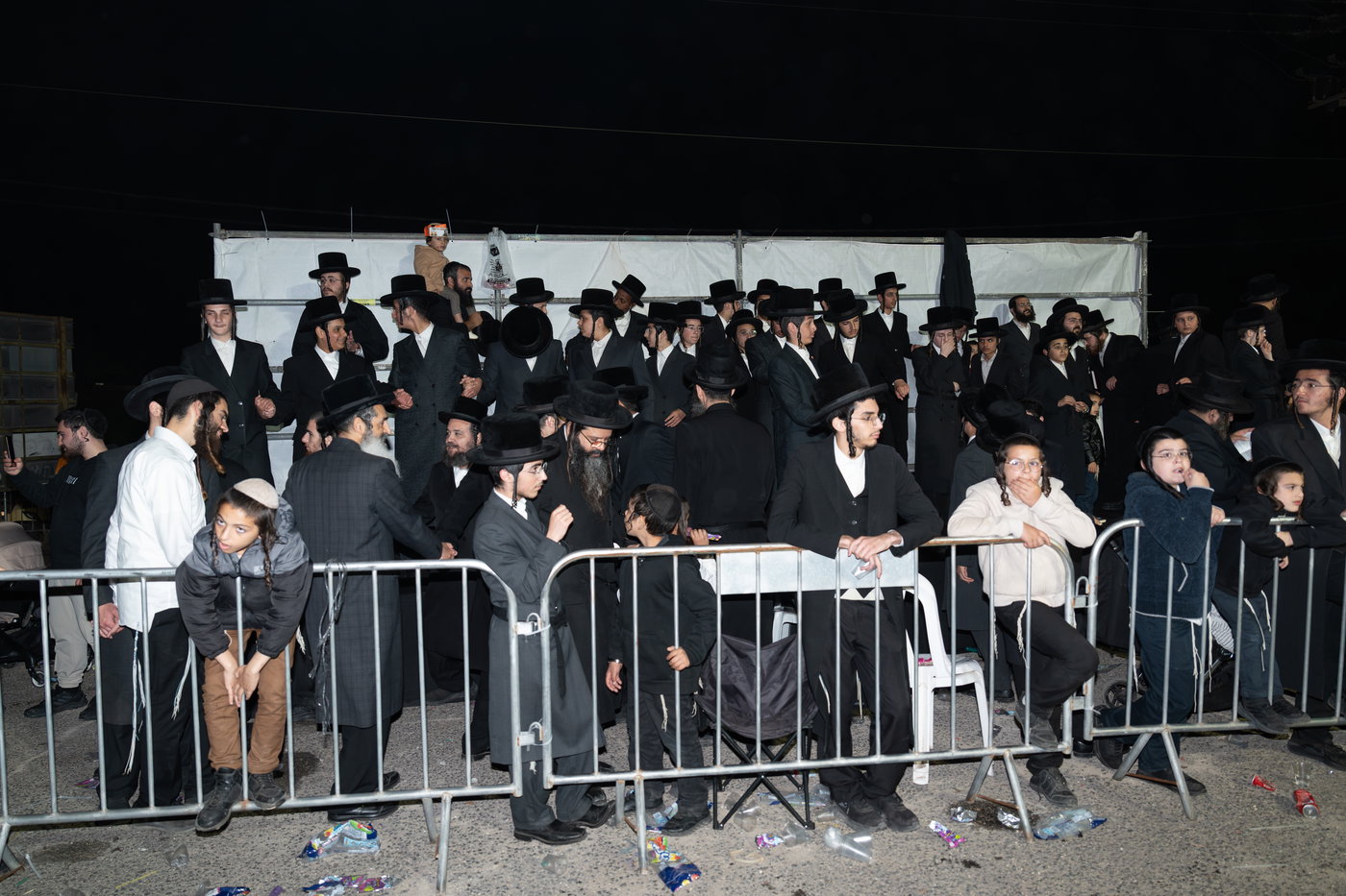 הגה"צ רבי יצחק לעזער בהדלקה בל"ג בעומר