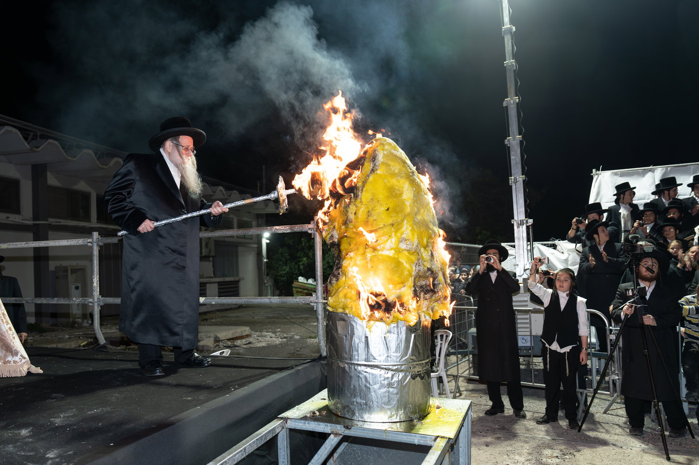 הגה"צ רבי יצחק לעזער בהדלקה בל"ג בעומר