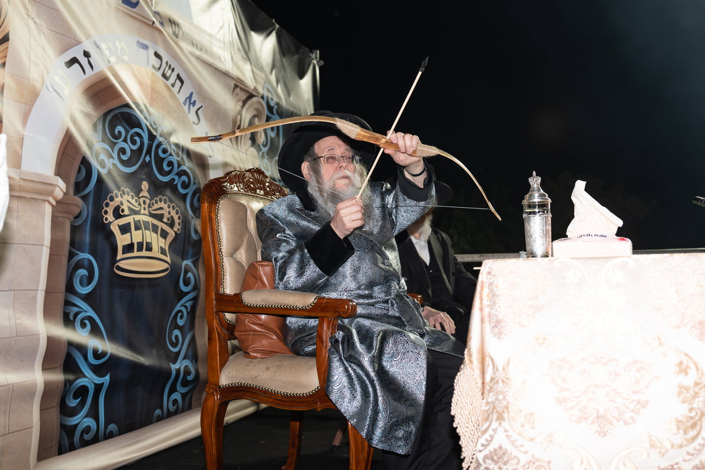 הגה"צ רבי יצחק לעזער בהדלקה בל"ג בעומר