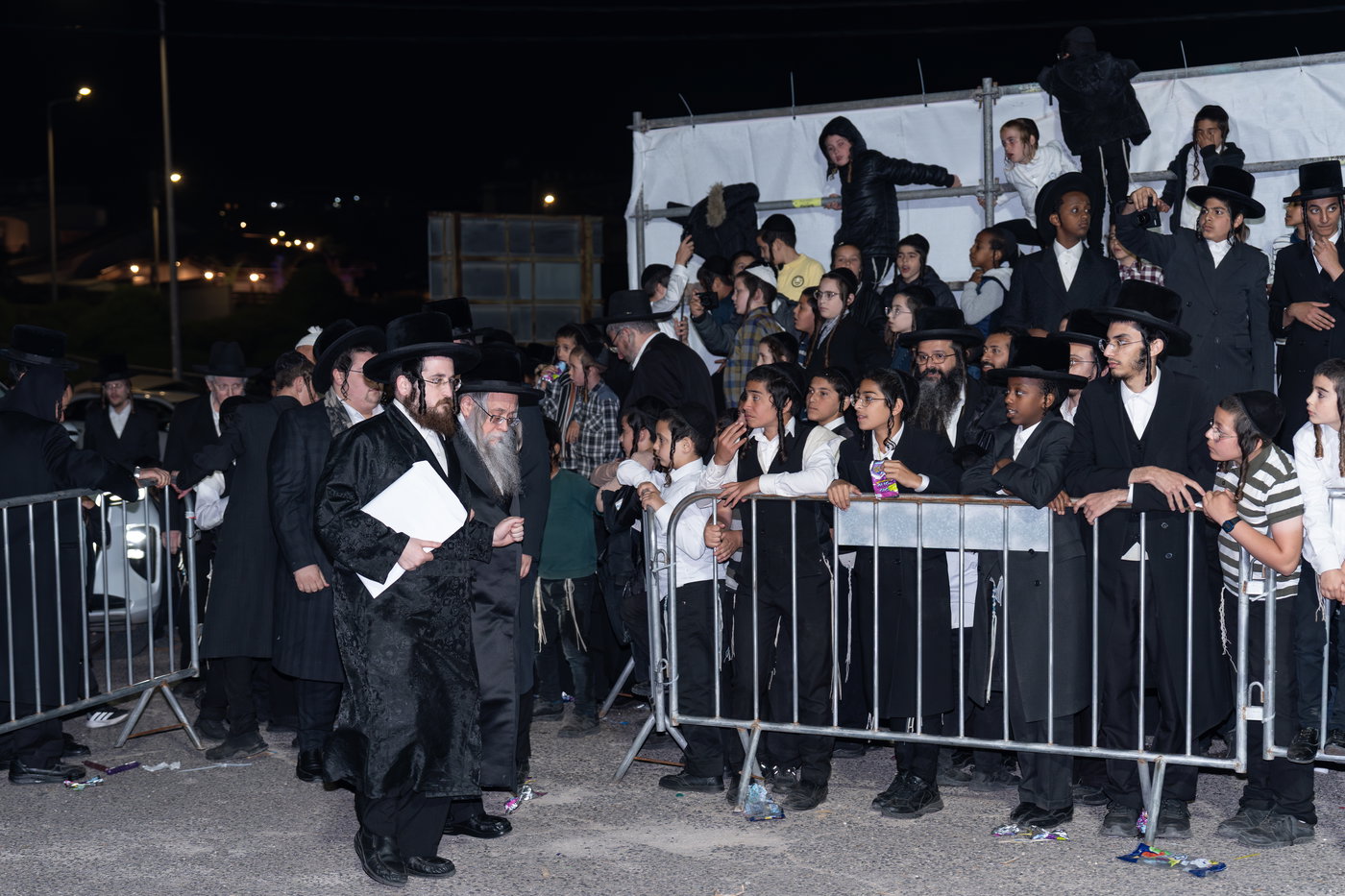 הגה"צ רבי יצחק לעזער בהדלקה בל"ג בעומר