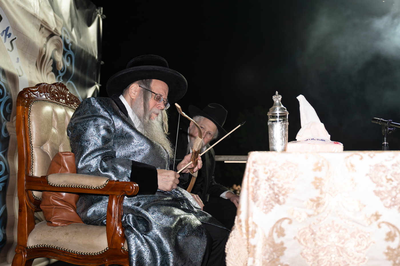 הגה"צ רבי יצחק לעזער בהדלקה בל"ג בעומר