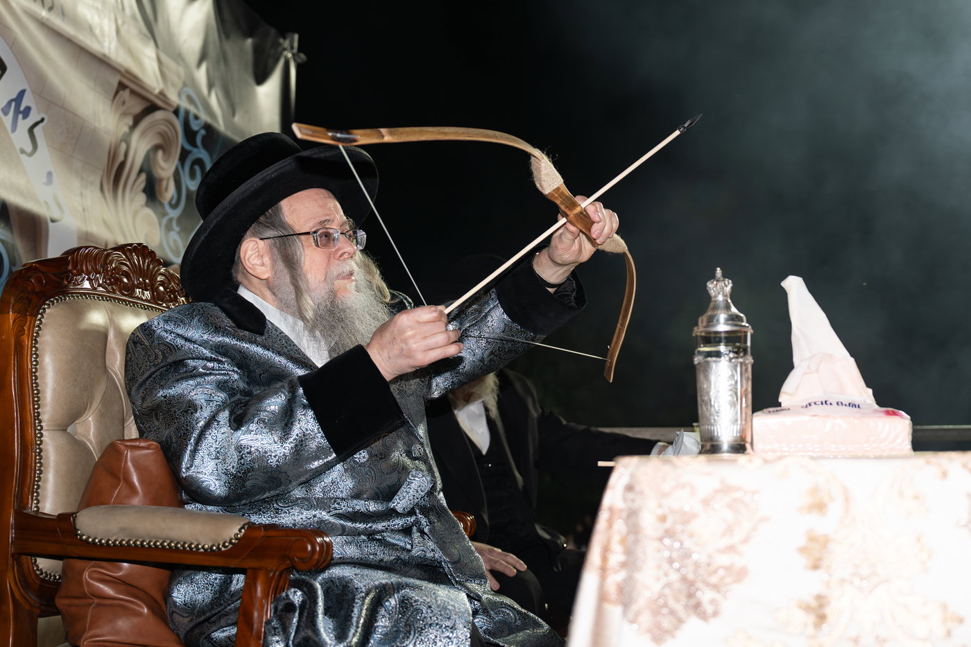 הגה"צ רבי יצחק לעזער בהדלקה בל"ג בעומר