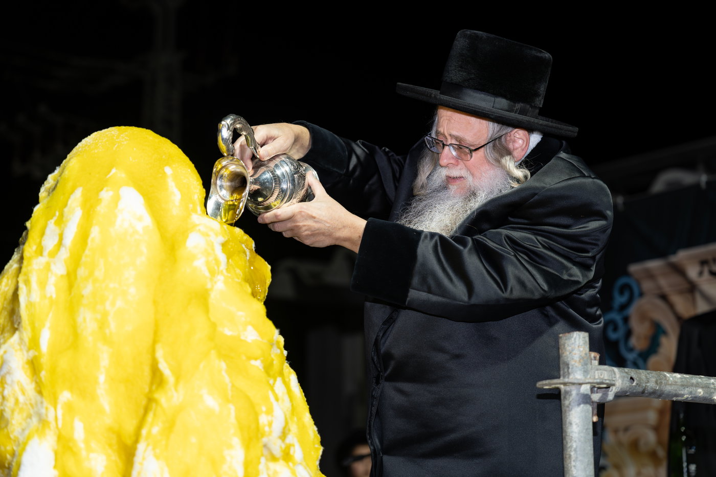 הגה"צ רבי יצחק לעזער בהדלקה בל"ג בעומר