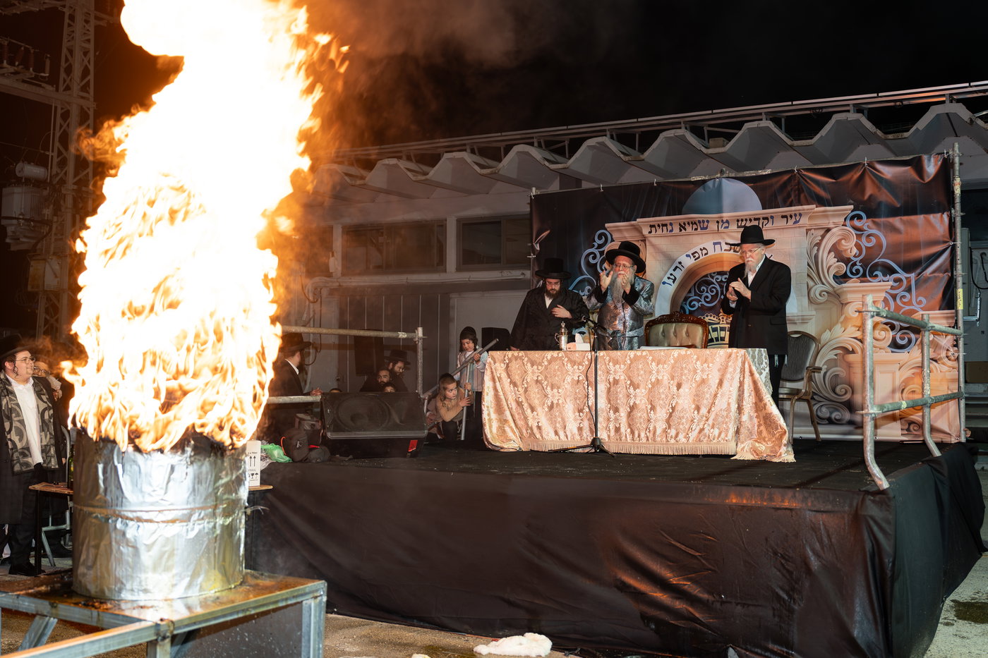 הגה"צ רבי יצחק לעזער בהדלקה בל"ג בעומר