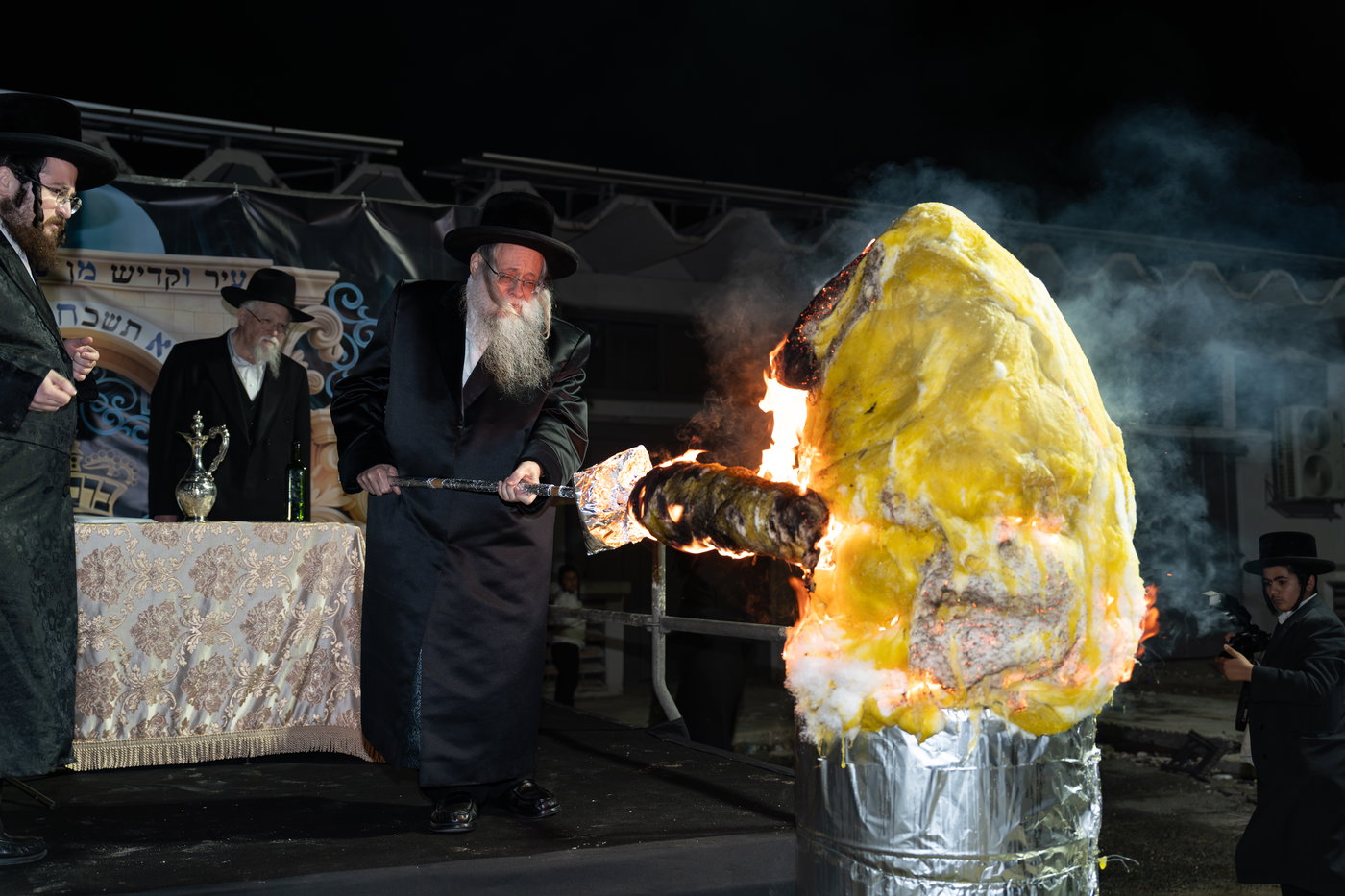 הגה"צ רבי יצחק לעזער בהדלקה בל"ג בעומר