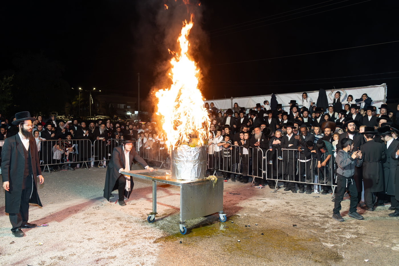 הגה"צ רבי יצחק לעזער בהדלקה בל"ג בעומר