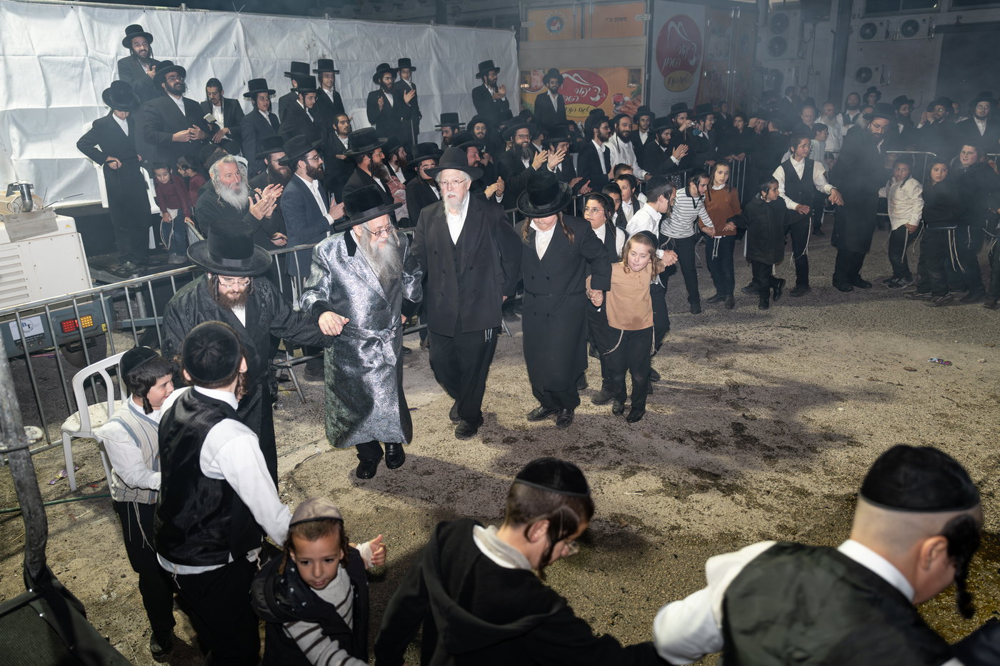 הגה"צ רבי יצחק לעזער בהדלקה בל"ג בעומר