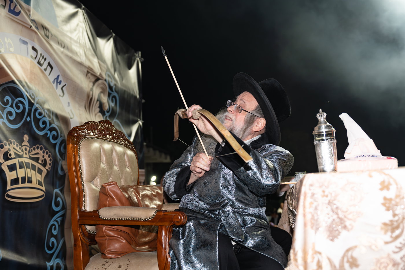 הגה"צ רבי יצחק לעזער בהדלקה בל"ג בעומר