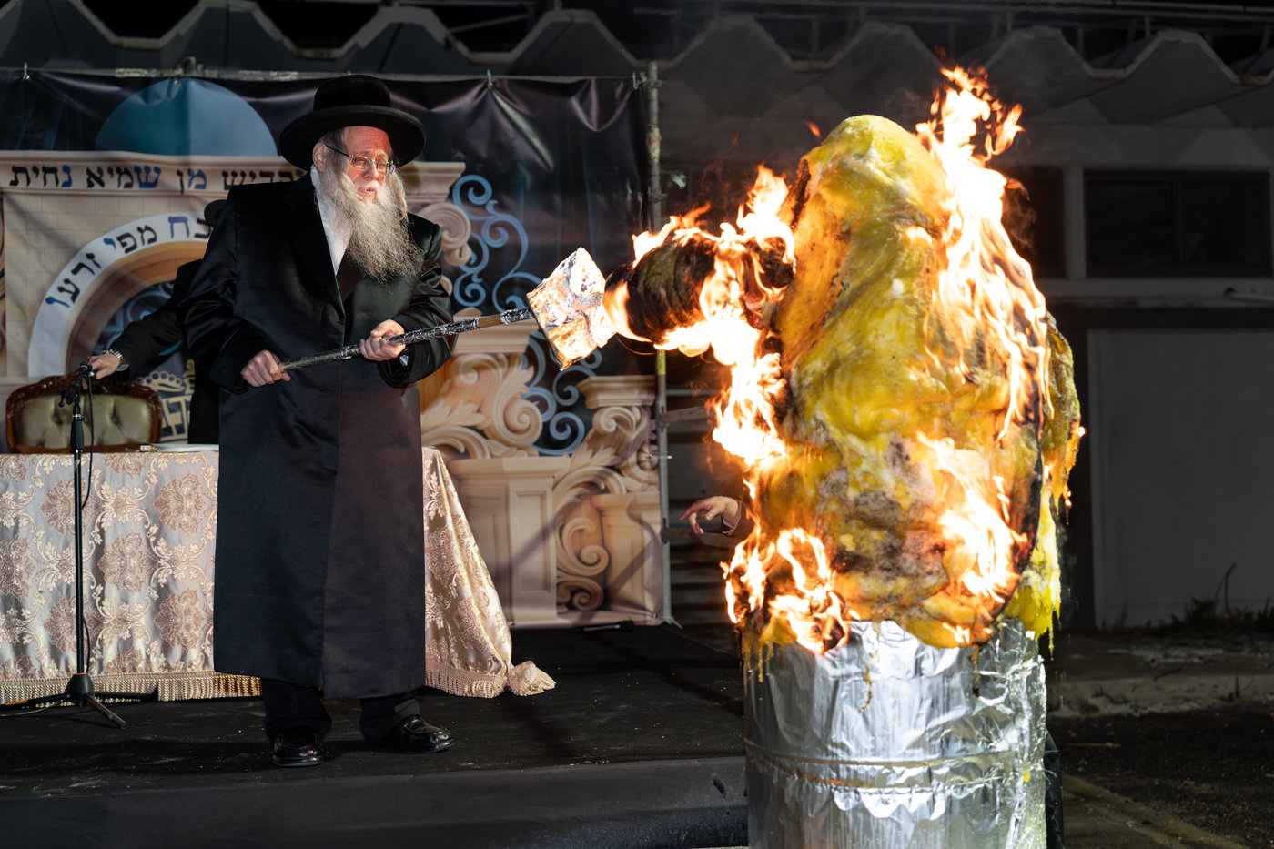 הגה"צ רבי יצחק לעזער בהדלקה בל"ג בעומר