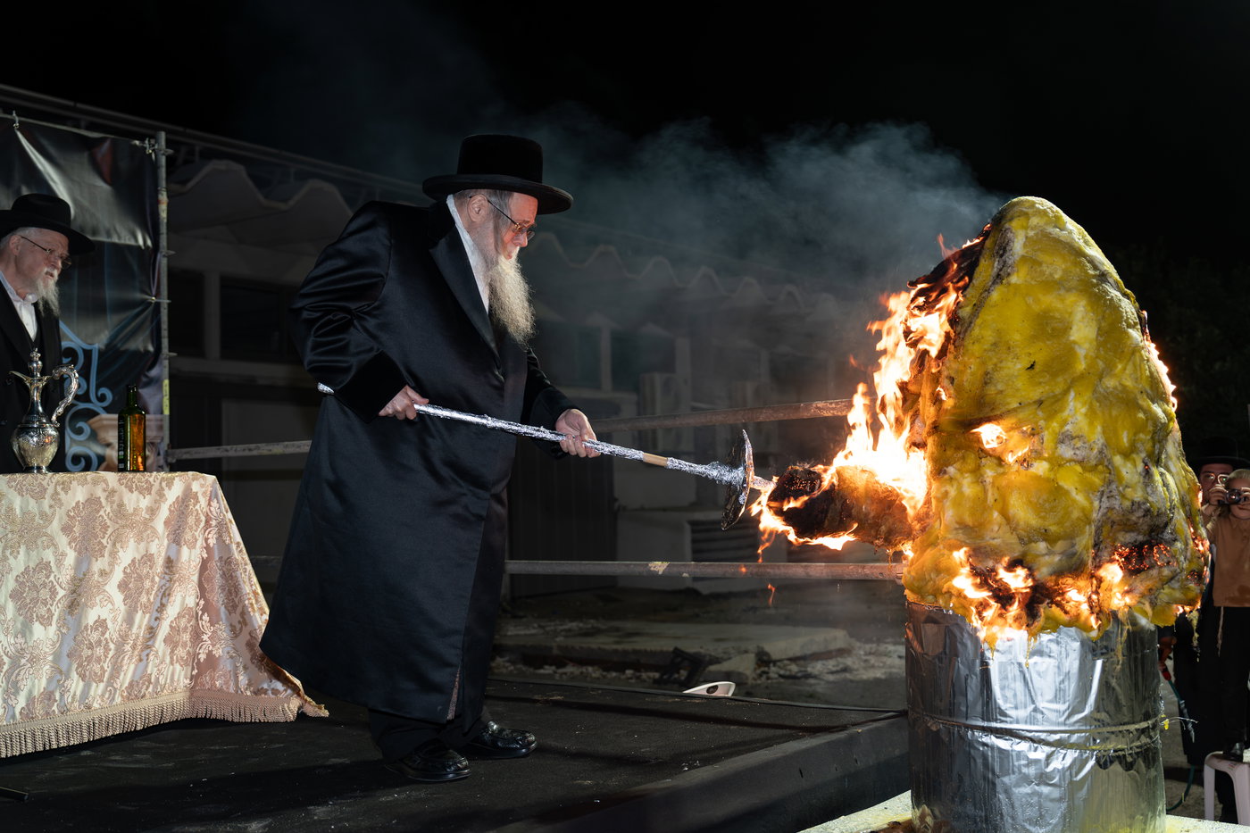 הגה"צ רבי יצחק לעזער בהדלקה בל"ג בעומר