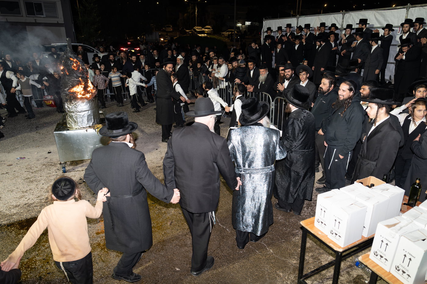 הגה"צ רבי יצחק לעזער בהדלקה בל"ג בעומר