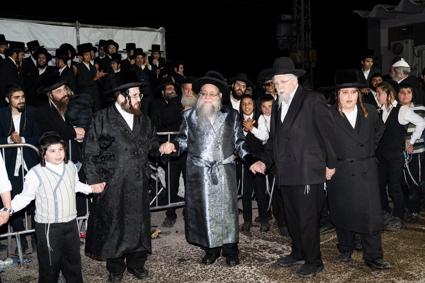 הגה"צ רבי יצחק לעזער בהדלקה בל"ג בעומר